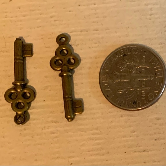 Last lot…20 puffed brass key drops - Picture 4 of 4